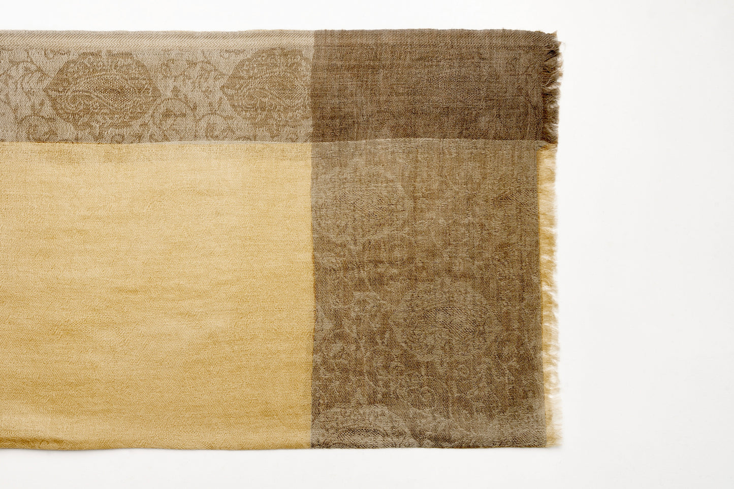 Stola sabbia in lana fine con ricami intessuti