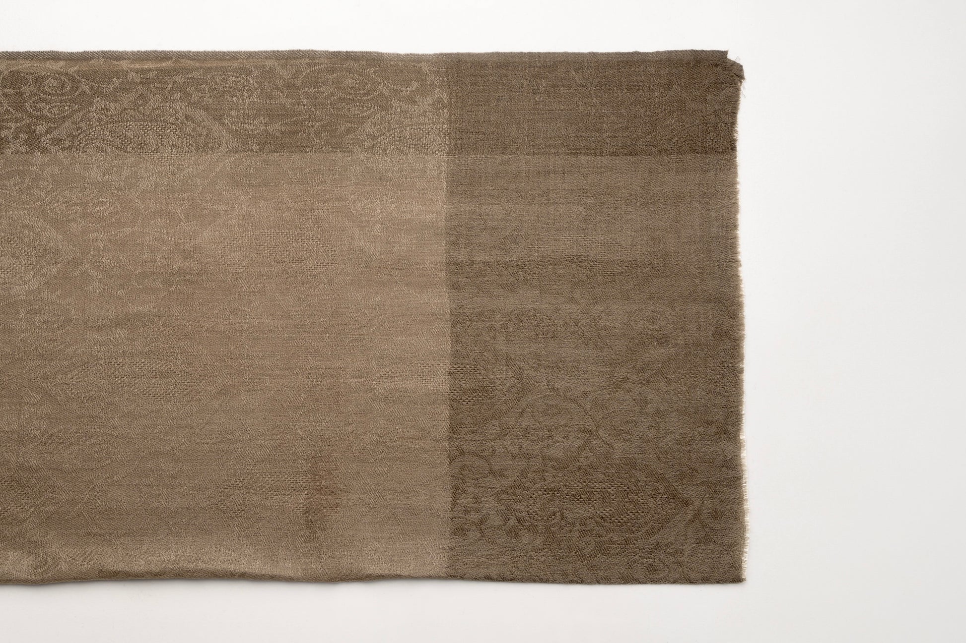 Stola in lana fine marrone scuro