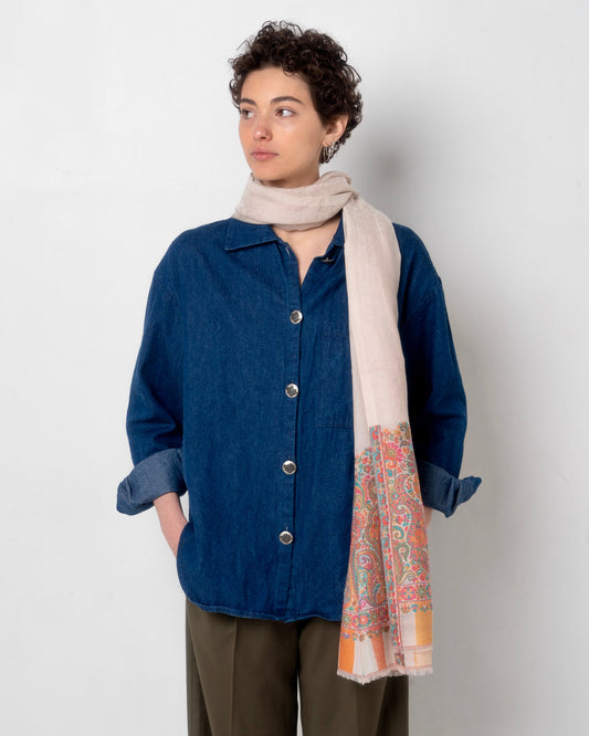 Sciarpa bianca leggera con bordo ricamato