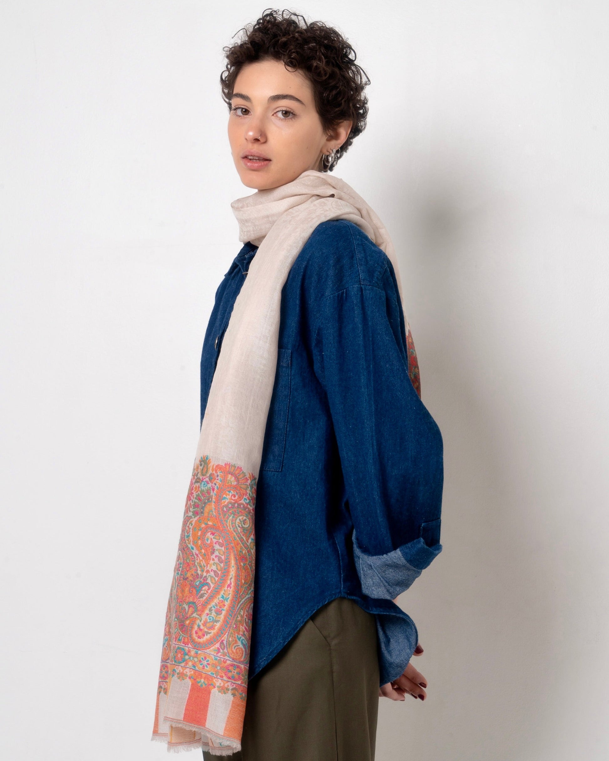 Stola bianca con bordo colorato, lana leggera