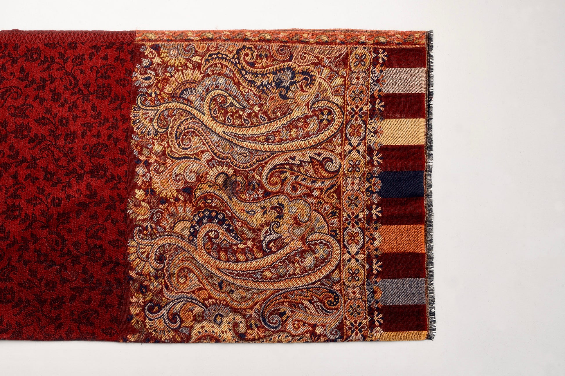 Sciarpa bordeaux con bordo ricamato