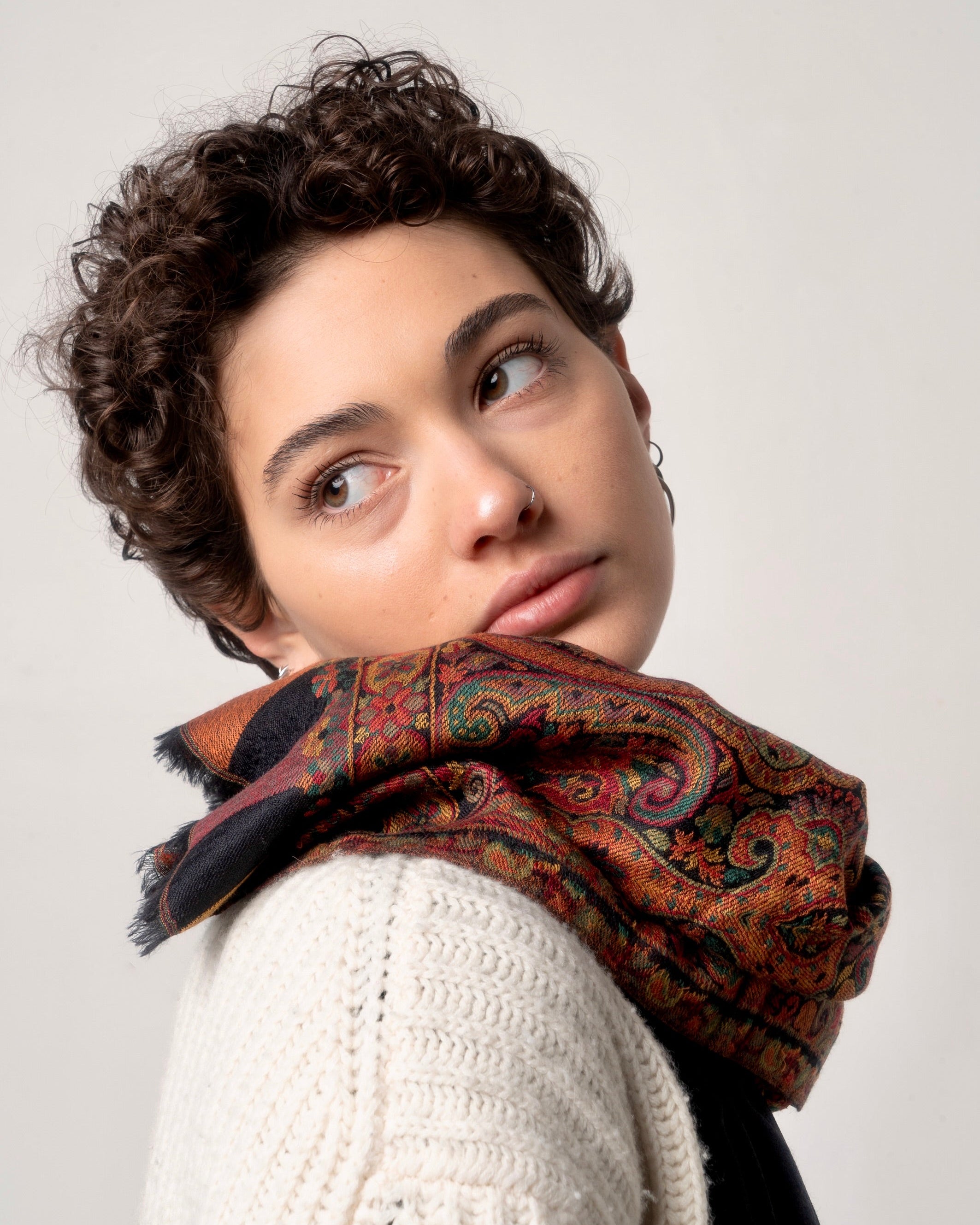 Sciarpa nera con ricamo