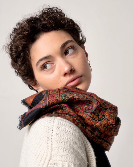 Sciarpa nera con ricamo