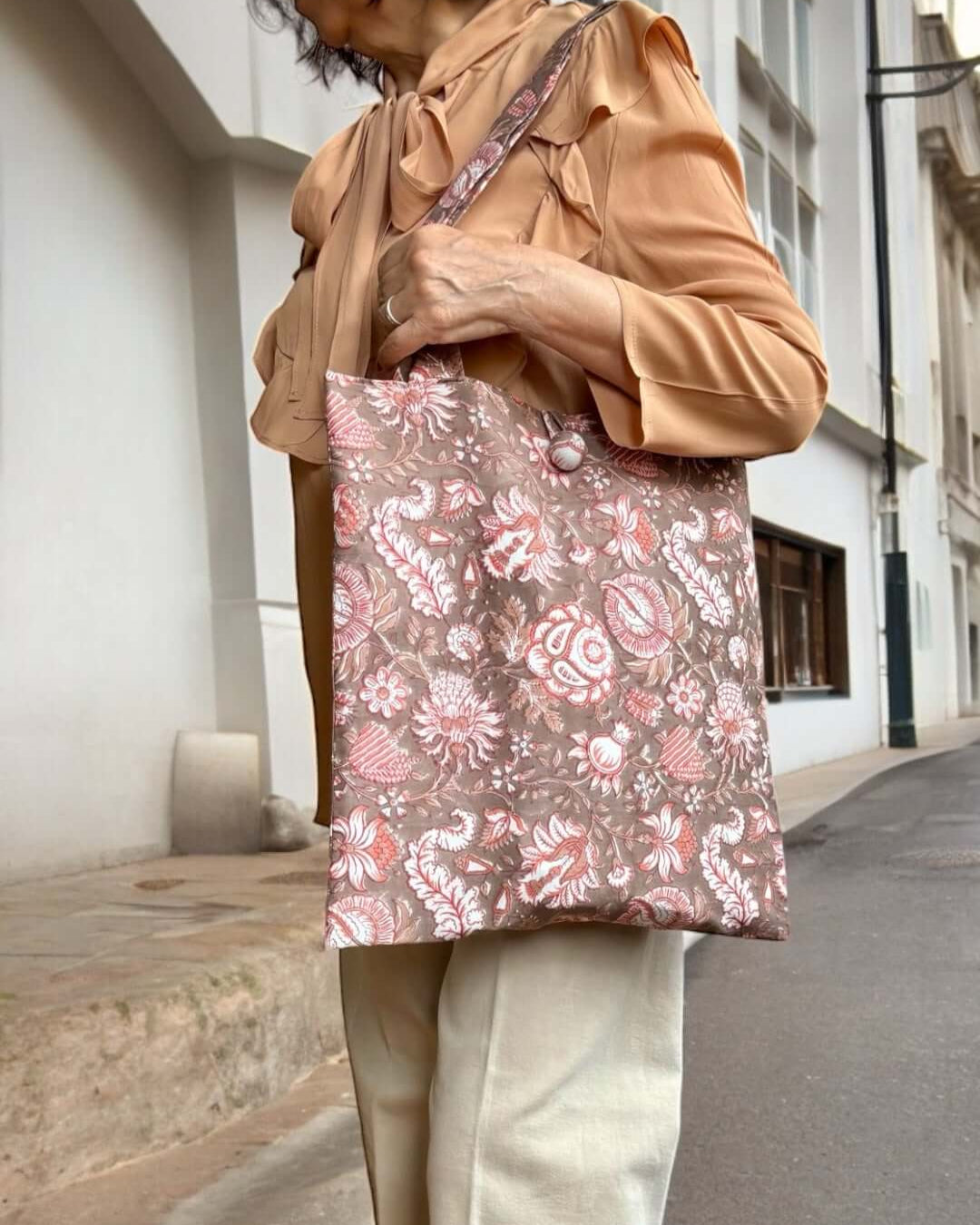 Borsa shopper in cotone artigianale, 40x37 cm, rifinita a mano a Milano con motivi floreali stampati a Jaipur.