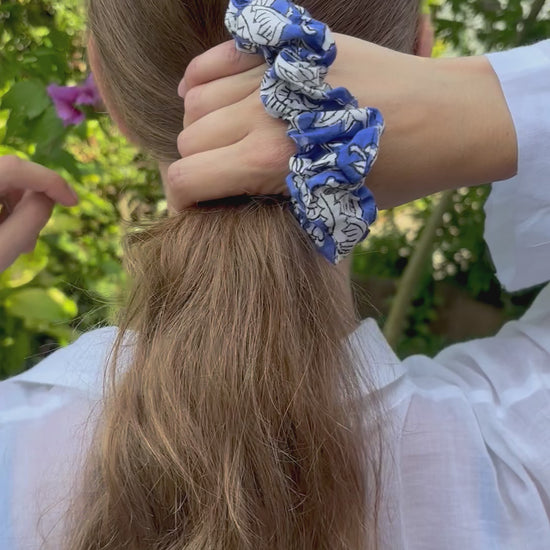 Elastici per capelli stampati con tecnica blockprint, scrunchie blu con fiori bianchi