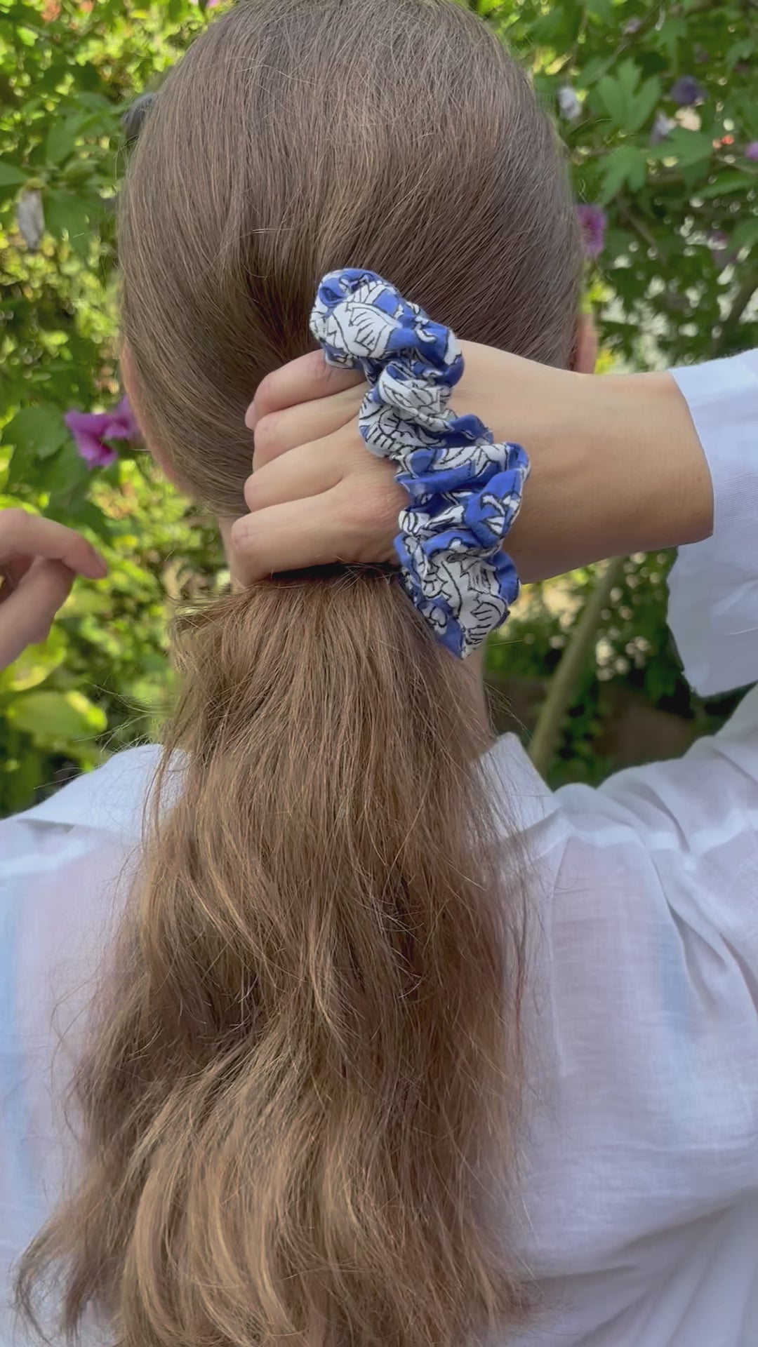 Elastici per capelli stampati con tecnica blockprint, scrunchie blu con fiori bianchi