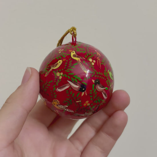 Pallina di Natale bordeaux con motivi di uccelli e foglie, realizzata a mano in Kashmir, India.