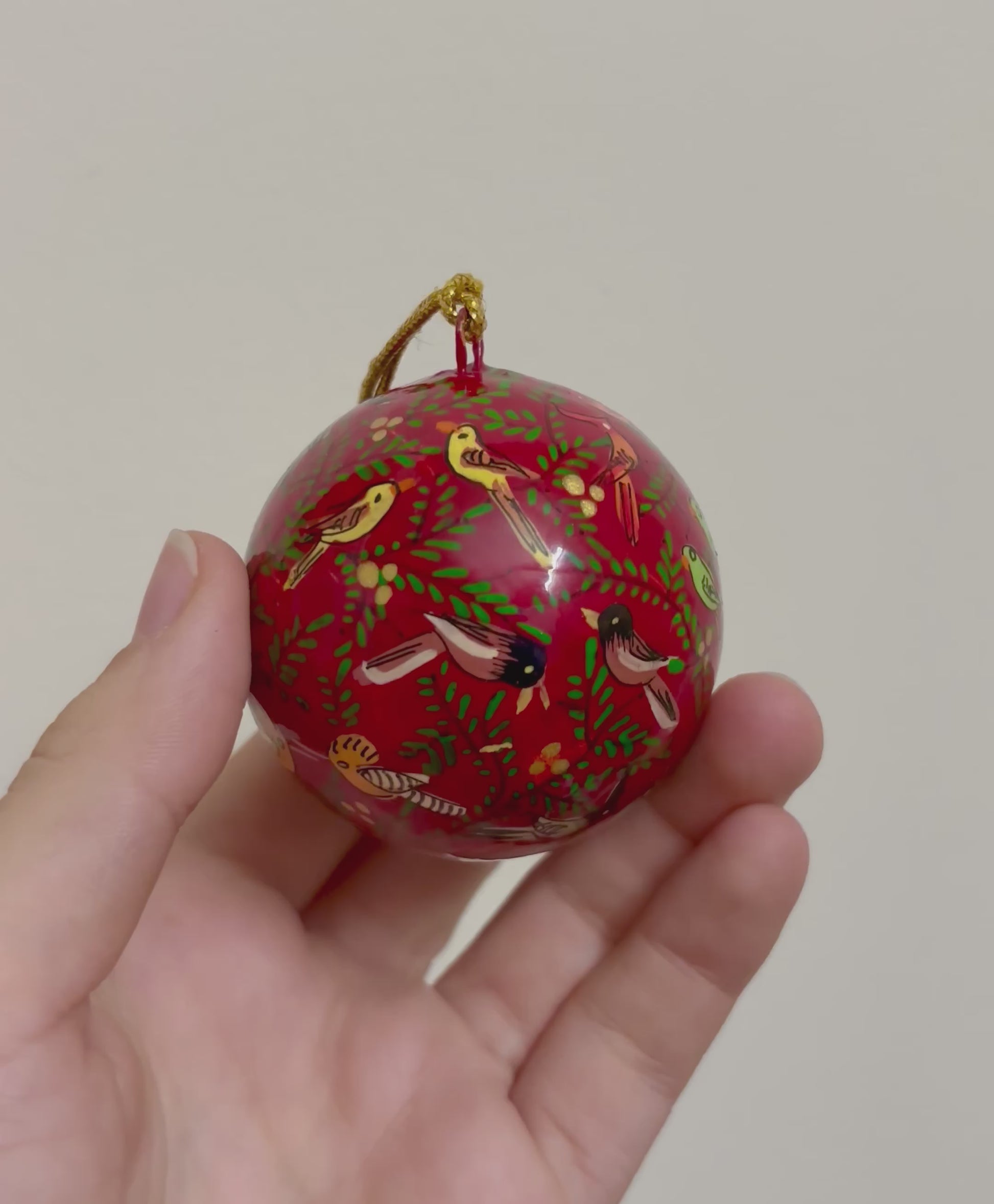 Pallina di Natale bordeaux con motivi di uccelli e foglie, realizzata a mano in Kashmir, India.