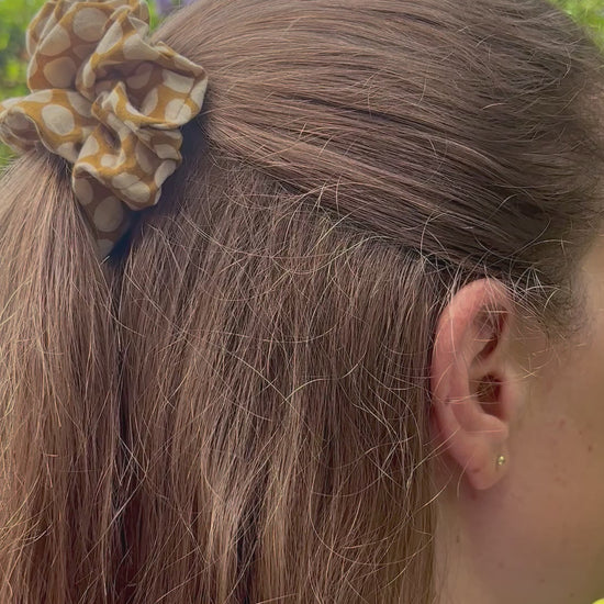 Scrunchies in cotone, elastico per capelli giallo senape con pois beige