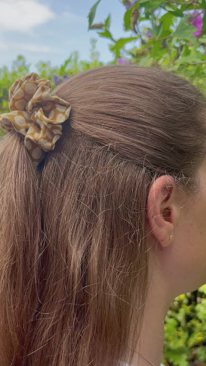 Scrunchies in cotone, elastico per capelli giallo senape con pois beige